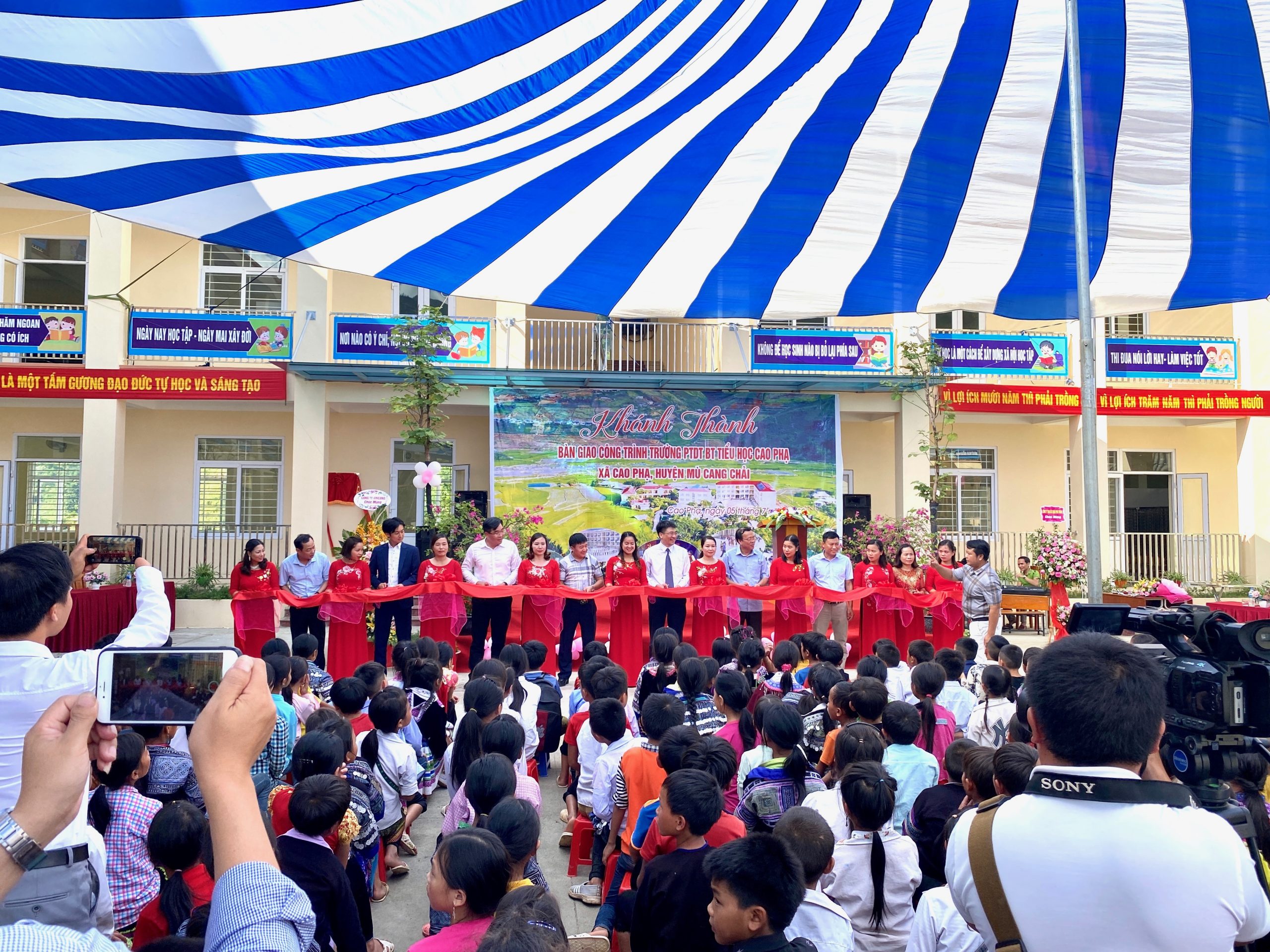 OPENING CEREMONY OF CAO PHA PRIMARY SCHOOL/Can Pha小学校の設立セレモニーに出席しました。